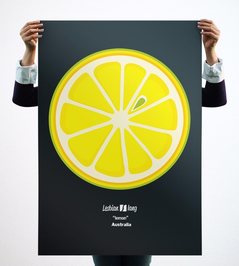 Fotografía de un gran póster con la ilustración Lemon, sujeto desde atrás por una persona de la que sólo se le ven las manos.