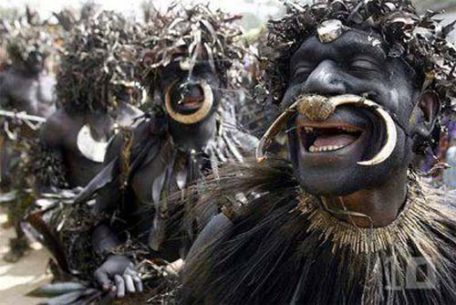 Tribu Sambia bailando en grupo.