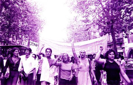 Cabecera de la primera manifestación del orgullo LGBT celebrada en Barcelona. Transexuales y travestis en primera fila. Color violeta y blanco.