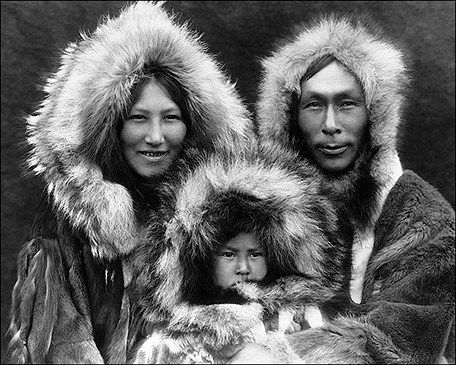 Fotografía en blanco y negro de una familia Inuit, con abrigos de piel.