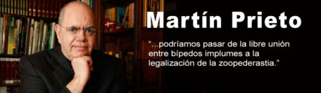 Martín Prieto en su despacho con parte del texto de su artículo.