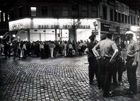 Dos de julio en la zona stonewall inn. Fotografía en blanco y negro con la policía vigilando a la gente concentrada en la calle.