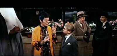 Frame of the film Auntie Mame in which you can see two cross-dressing women, two Kesser Vater. from this film arises the slang Aunt Mame.